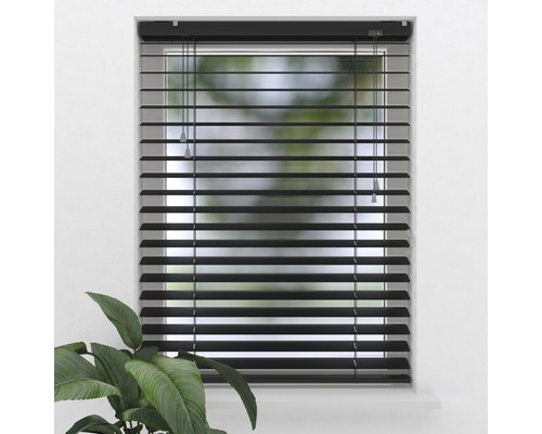 Fenster mit geschlossenem schwarzen Rollo