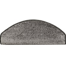 Halbrunde Treppenstufe aus Teppich