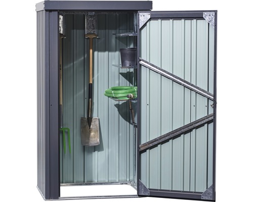 Offener Geräteschuppen aus Metall mit Gartengeräten wie Spaten, Schlauch und Pflanztopf