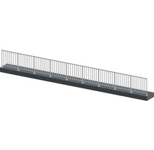 Langes Metallgeländer auf Betonfundament