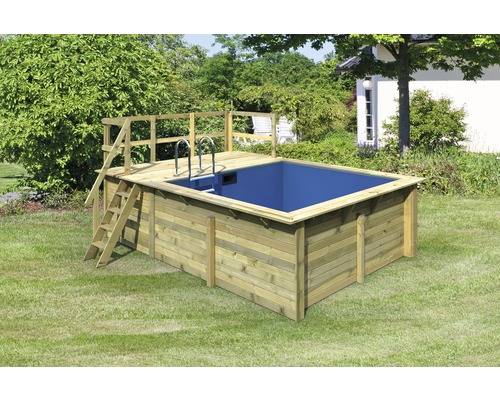 Holzpool mit Leiter und Plattform im Garten