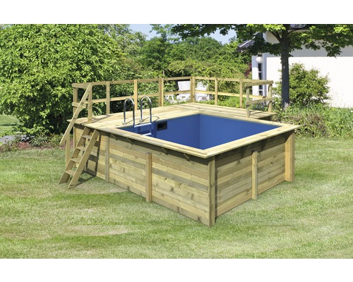 Aufgebauter Holzpool mit Leiter und Plattform im Garten.