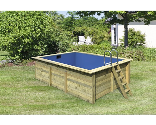 Holzpool mit Leiter im Garten