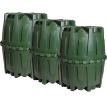 Drei grüne Regenwasserfässer aus Kunststoff