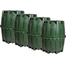 Vier grüne Regenwasserzisternen zur Gartenbewässerung.
