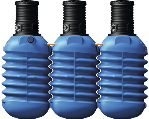 Erdtank 4rain Modularis 7500 L (Lieferung Frei Bordsteinkante unabgeladen) Drei blaue Kläranlagen verbunden mit gelben Rohren.