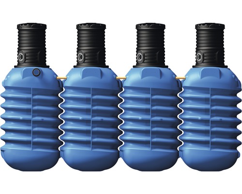 Erdtank 4rain Modularis 10000 L (Lieferung Frei Bordsteinkante unabgeladen) Vier blaue Regenwassertanks mit schwarzen Abdeckungen und Verbindungsstücken.