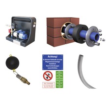 Darstellung einer Regenwassernutzungsanlage mit Pumpe, Mauerdurchführung, Schwimmer, Warnschild und Wellrohr
