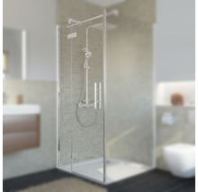 Eckdusche mit transparenter Glaswand und Duscharmatur im Badezimmer