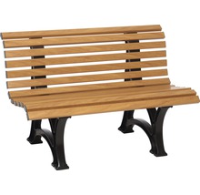 Parkbank mit Holzlatten und Metallbeinen