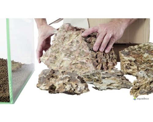 Dekoratives Gesteinsset für die Aquariengestaltung mit Bodengrund und Händen