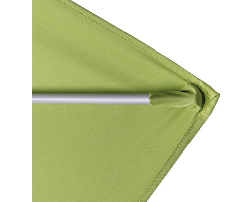 Detailansicht eines Sonnenschirms mit Stoffbespannung und Schirmständer