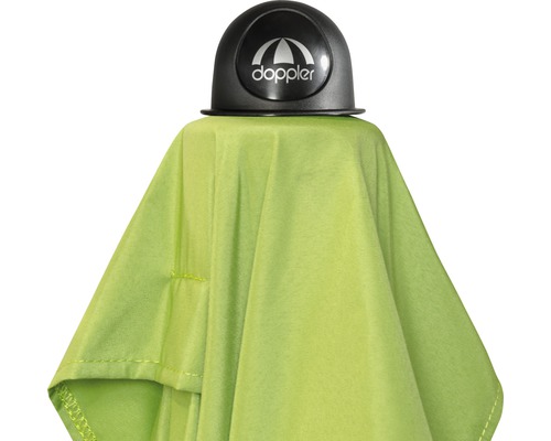 Zusammengefalteter, grüner Regenschirm mit Doppler Logo
