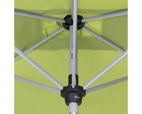 Detailansicht von der Unterseite eines Sonnenschirms mit Metallstreben