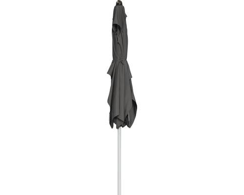 Geschlossener Sonnenschirm mit weißem Mast