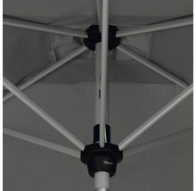 Detailaufnahme des Gestells eines Sonnenschirms