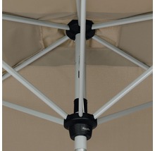 Detailansicht des Gestells eines Sonnenschirms mit Stoffbespannung