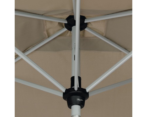 Detailansicht des Gestells eines Sonnenschirms mit Stoffbespannung