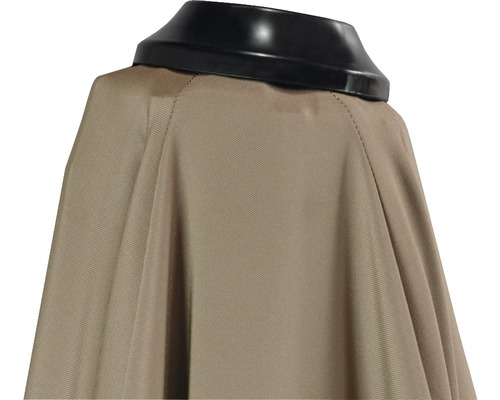 Detailaufnahme eines Kostüms mit schwarzem Kragen und beigefarbenem Umhang