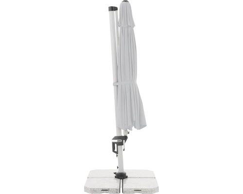 Geschlossener Ampelschirm auf Schirmständer