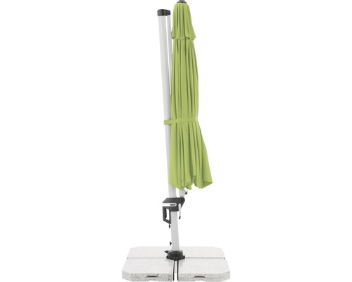 Geschlossener Ampelschirm mit Schirmständer