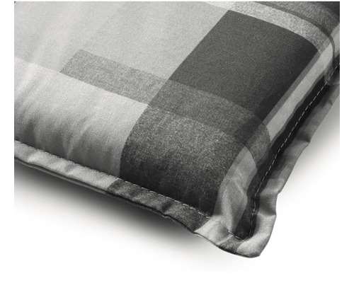 Kissen mit Karomuster im Detail