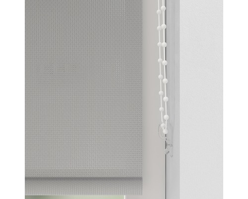 Graues Rollo am Fenster mit Bedienkette