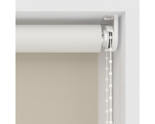 Rollo mit Kettenzug am Fenster