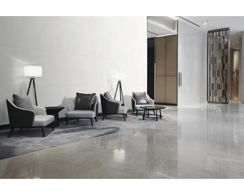 Lounge mit Sesseln, Stehlampen und Beistelltischen in einem Empfangsbereich