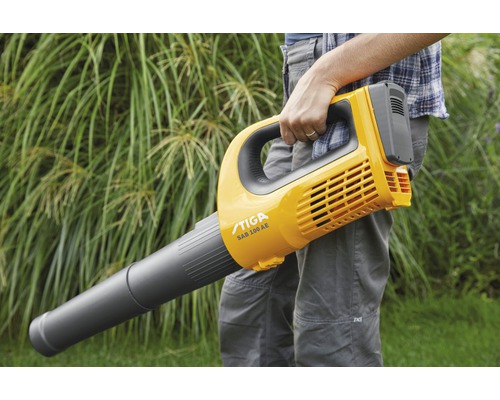 Person hält Akku-Laubbläser Stiga SAB 100 AE.