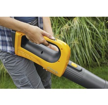 Eine Person bedient einen gelben Laubbläser der Marke Stiga, Modell SAB 100 AE.