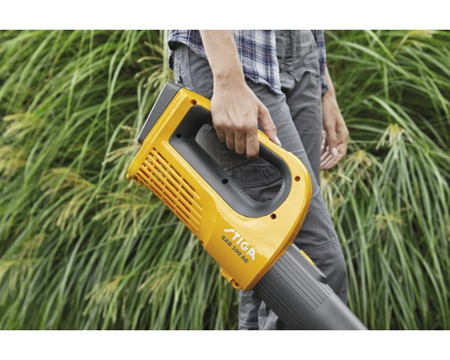 Person hält einen Laubbläser der Marke Stiga.