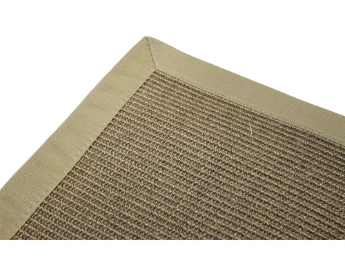 Detailansicht eines Sisalteppichs mit Stoffbordüre