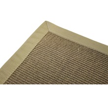 Detailansicht eines Sisalteppichs mit Stoffeinfassung