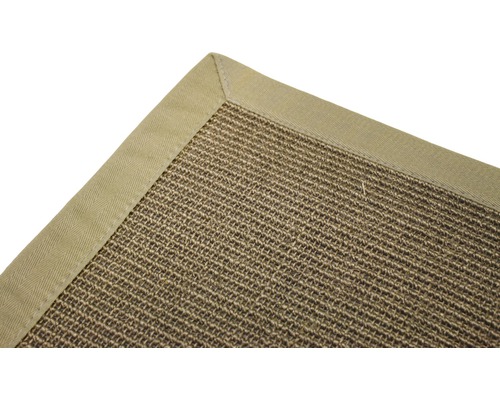 Detailansicht eines Sisalteppichs mit Stoffeinfassung