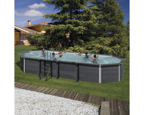 Aufstellpool mit Holzverkleidung und Badespaß im Garten.