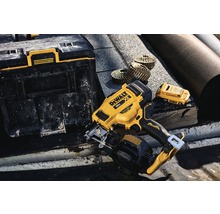 DeWalt Logo. Auf dem Bild sind ein Werkzeugkasten, ein Akku-Nagler, Drahtstiftnägel und Dachpappe zu sehen.
