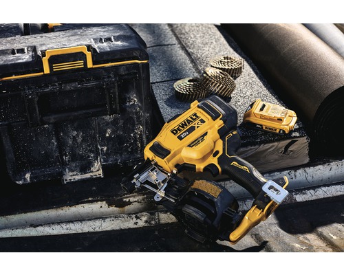 DeWalt Logo. Auf dem Bild sind ein Werkzeugkasten, ein Akku-Nagler, Drahtstiftnägel und Dachpappe zu sehen.
