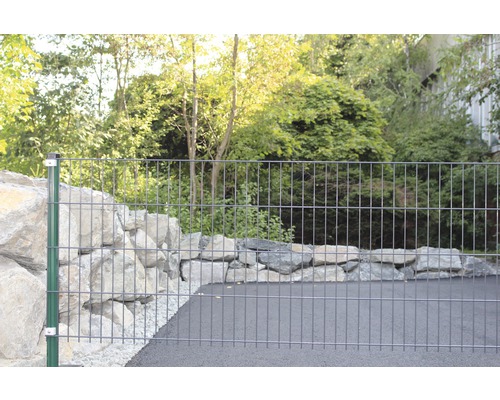 Doppelstabmattenzaun vor Gabionenmauer im Garten
