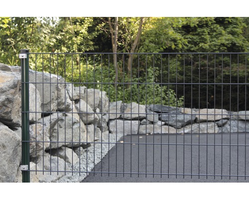 Doppelstabmattenzaun vor Steinmauer und Bäumen