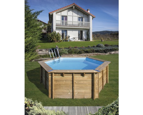 Achteckiger Holzpool mit Leiter im Garten vor einem Haus.