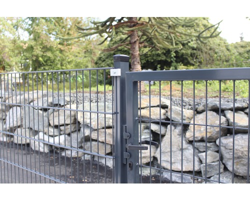 Doppelstabmattenzaun mit Gartentür vor Steinmauer