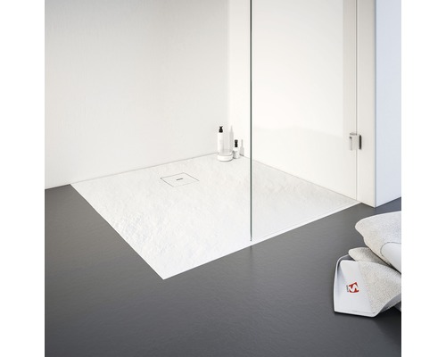 Ebenerdige Dusche mit Duschwanne aus Mineralguss und Ablauf