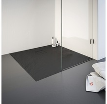 Ebenerdige Dusche mit Duschrinne in einem Badezimmer.