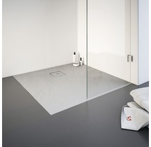 Begehbare Dusche mit Duschwanne, Duschkabine und Handtüchern