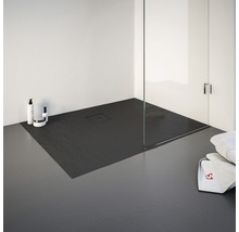 Schwarze Duschwanne mit Duschkabine im Badezimmer.