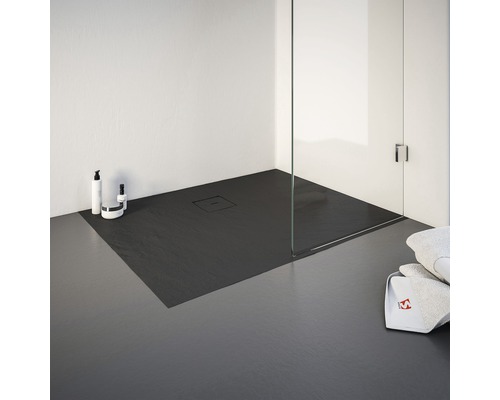 Schwarze Duschwanne mit Duschkabine im Badezimmer.