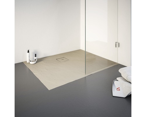 Begehbare Dusche mit Duschwanne, Duschabtrennung aus Glas und Ablauf