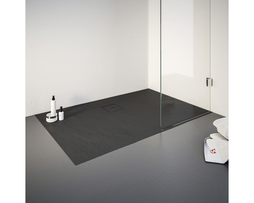 Ebenerdige Dusche mit Duschwanne und Glasabtrennung