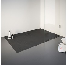 Ebenerdige Dusche mit Duschwanne, Duschkabine und Pflegeprodukten.